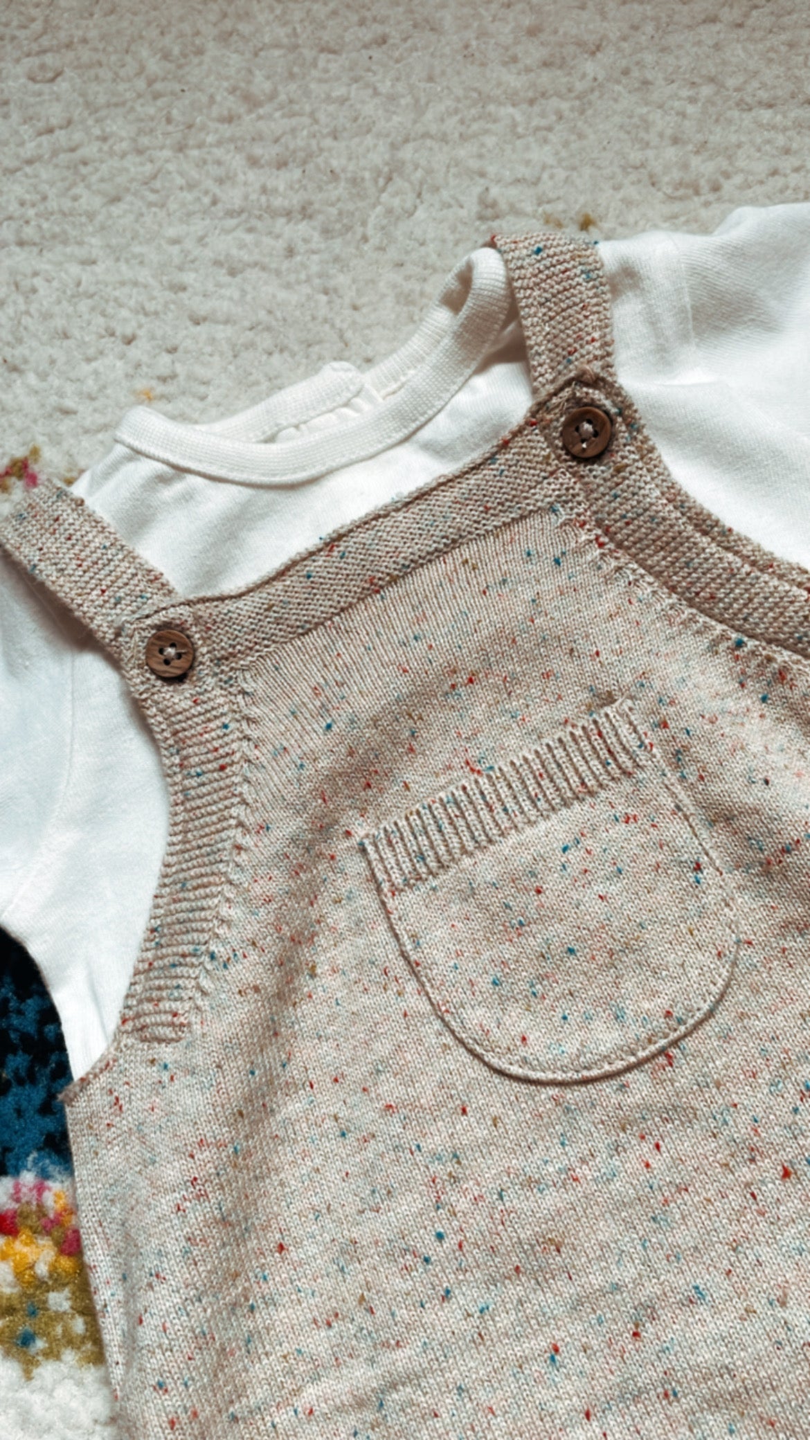 Pagliaccetto in maglia per neonato (body bianco incluso)