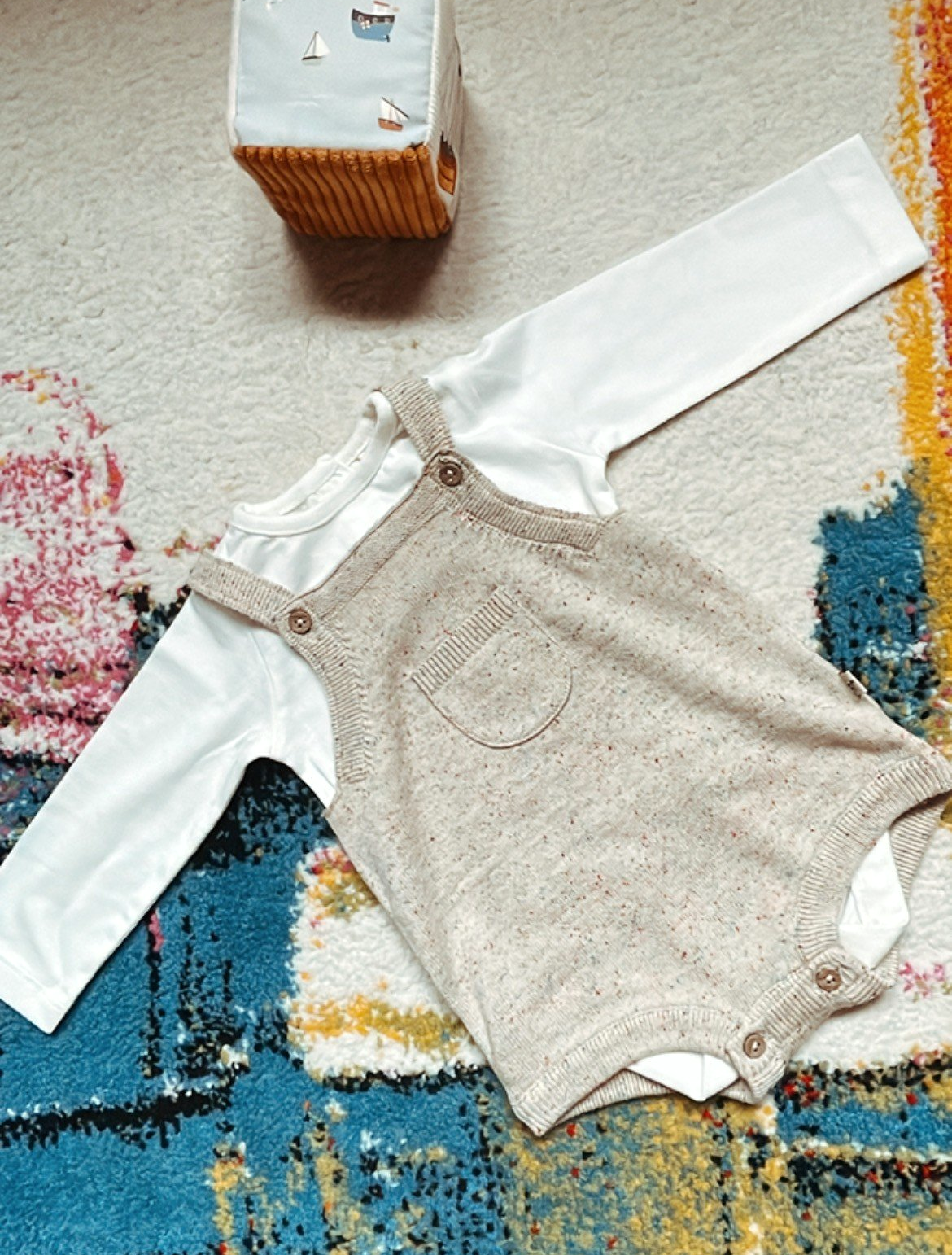 Pagliaccetto in maglia per neonato (body bianco incluso)
