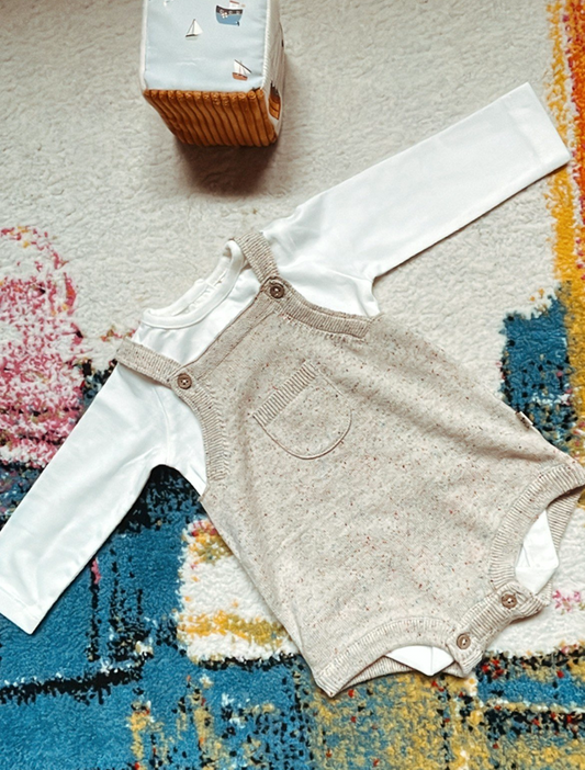 Pagliaccetto in maglia per neonato (body bianco incluso)